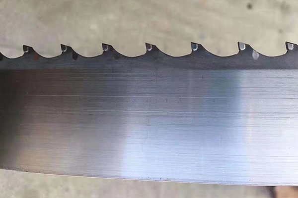 钨钢合金锯条切割时为何发生斜切现象